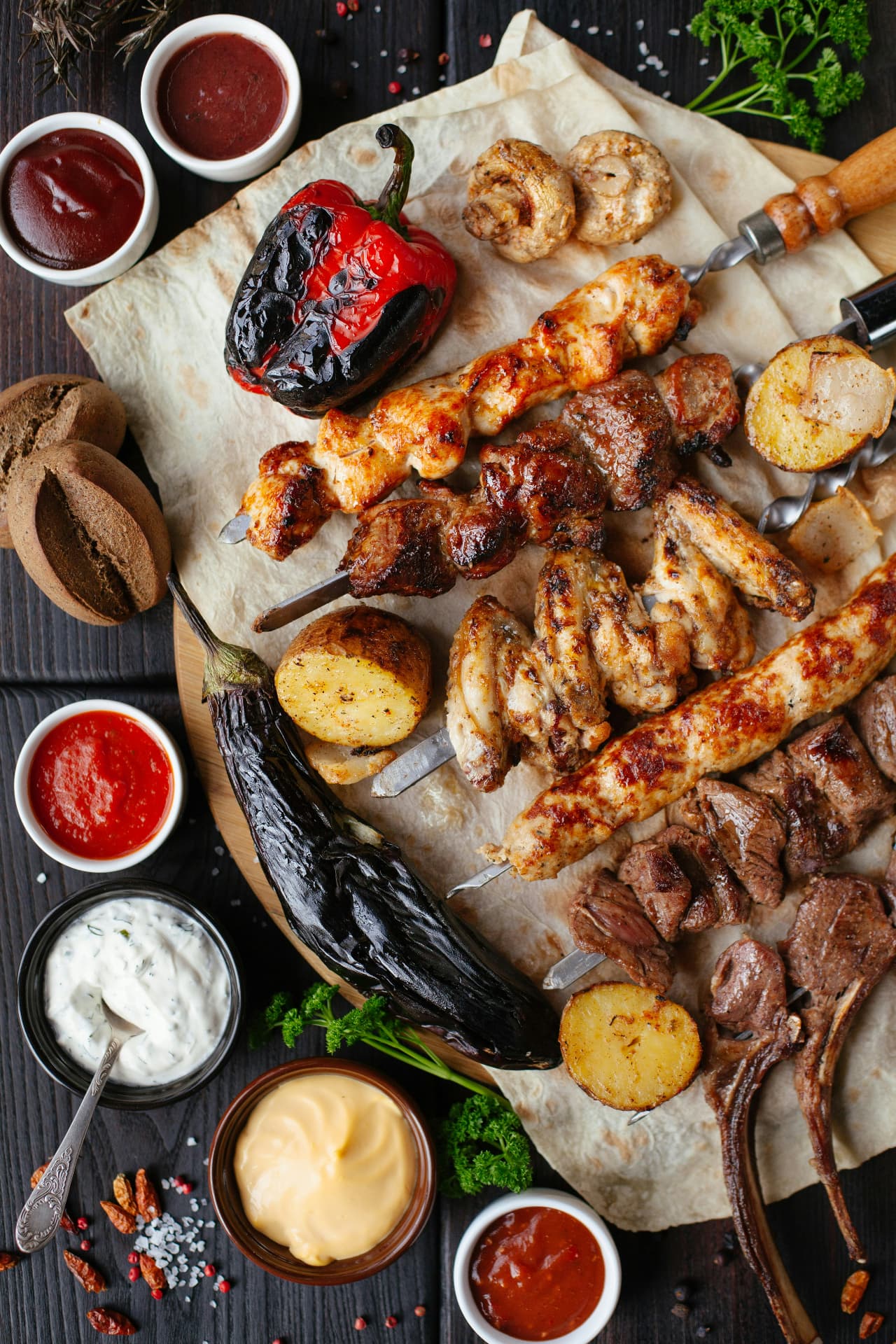 Plateau de grillades : brochettes, poulet, agneau et légumes grillés