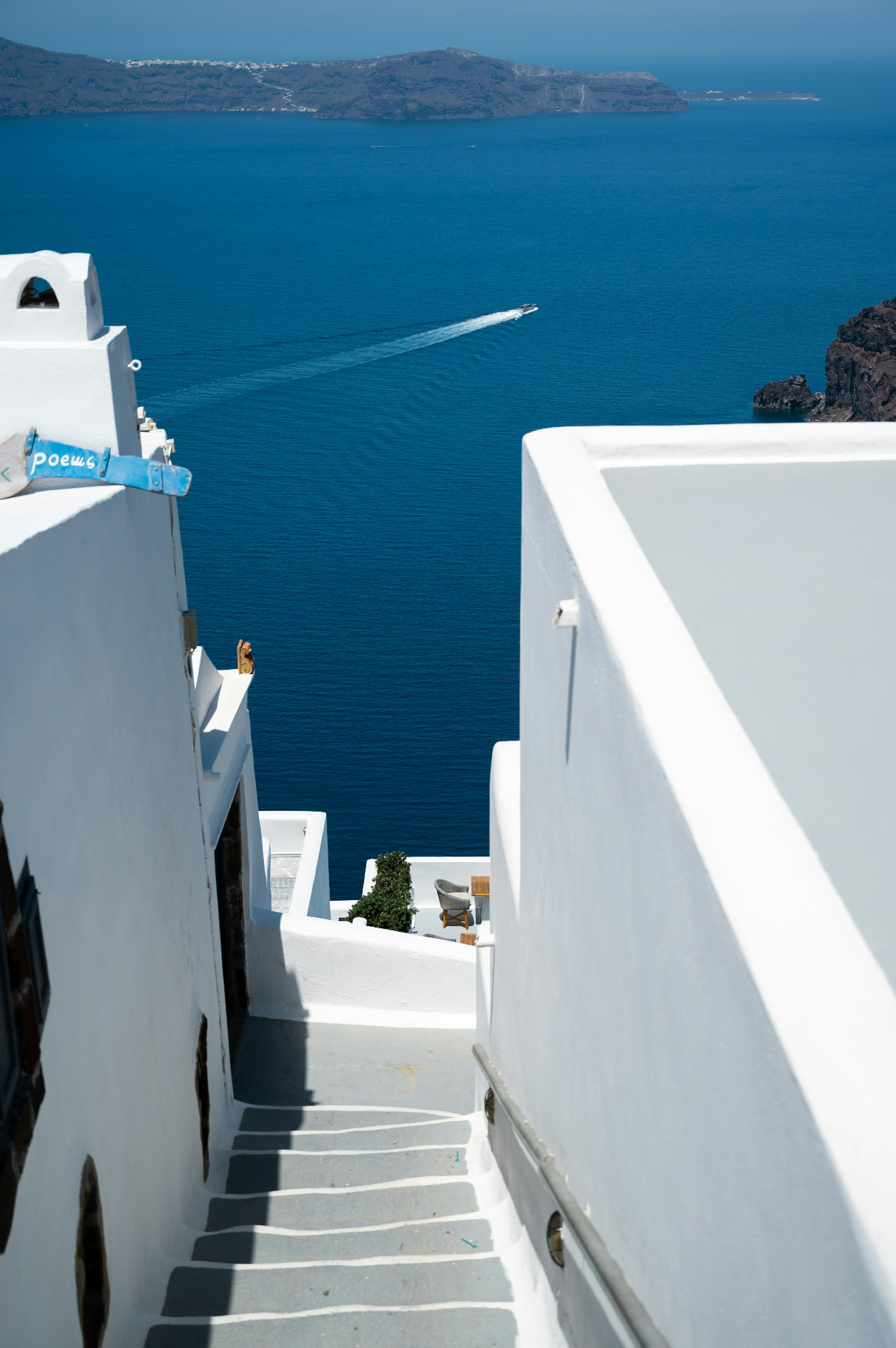 Vue sur la mer Égée depuis une terrasse blanchie à la chaux, en Grèce