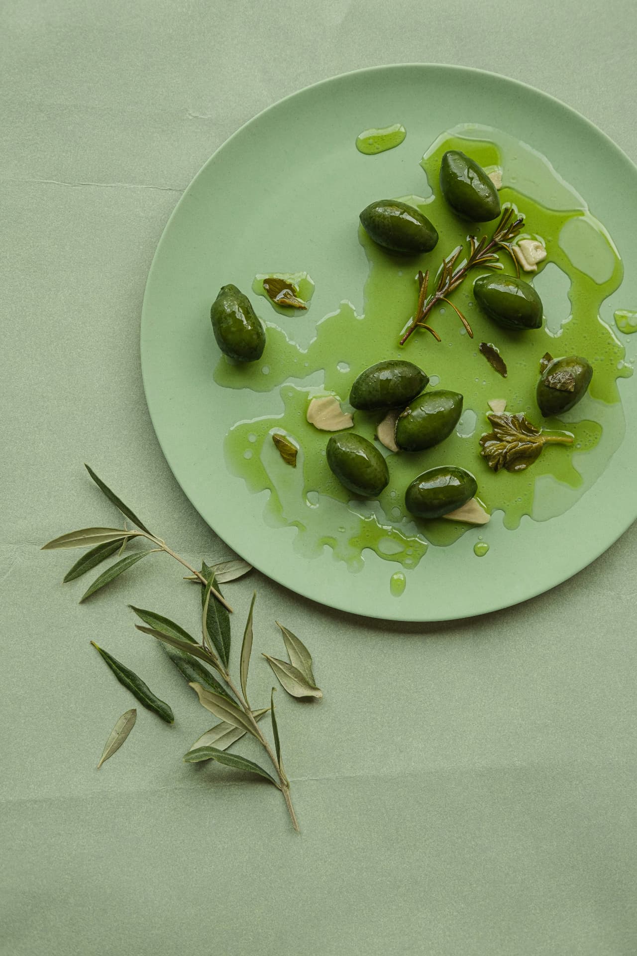 Olives, huile d'olive et feuilles de sauge